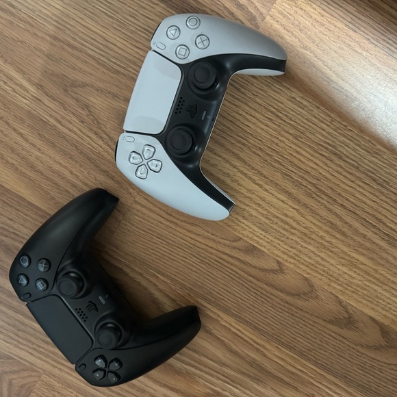 PlayStation 5 - Picture 2 of 3